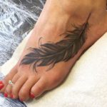 tatouage-pied-plume-femme-tatouages-pieds-tattoo-cheville-e1496933209268