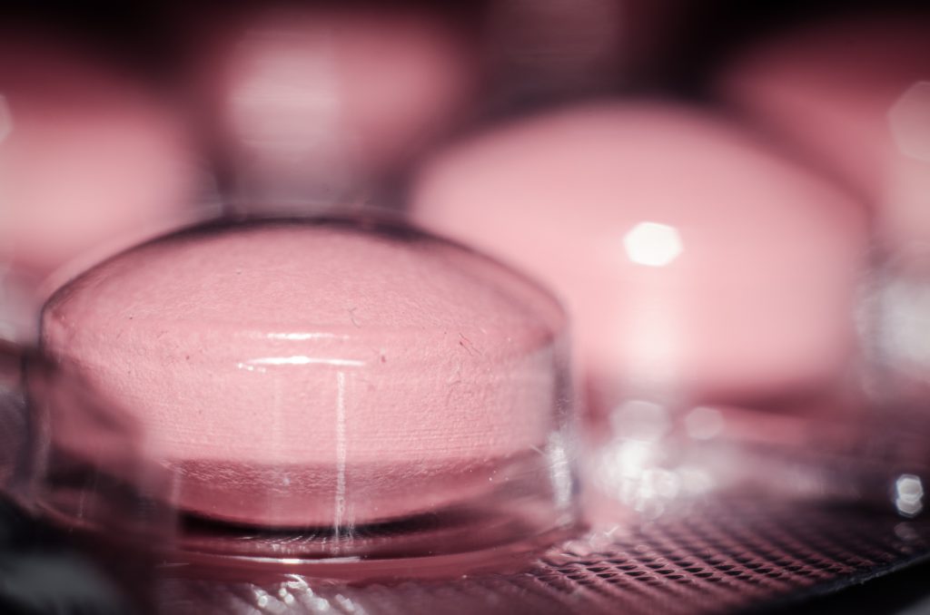 pilules roses - accro - opioïdes - addiction - dépendance - obsession addict