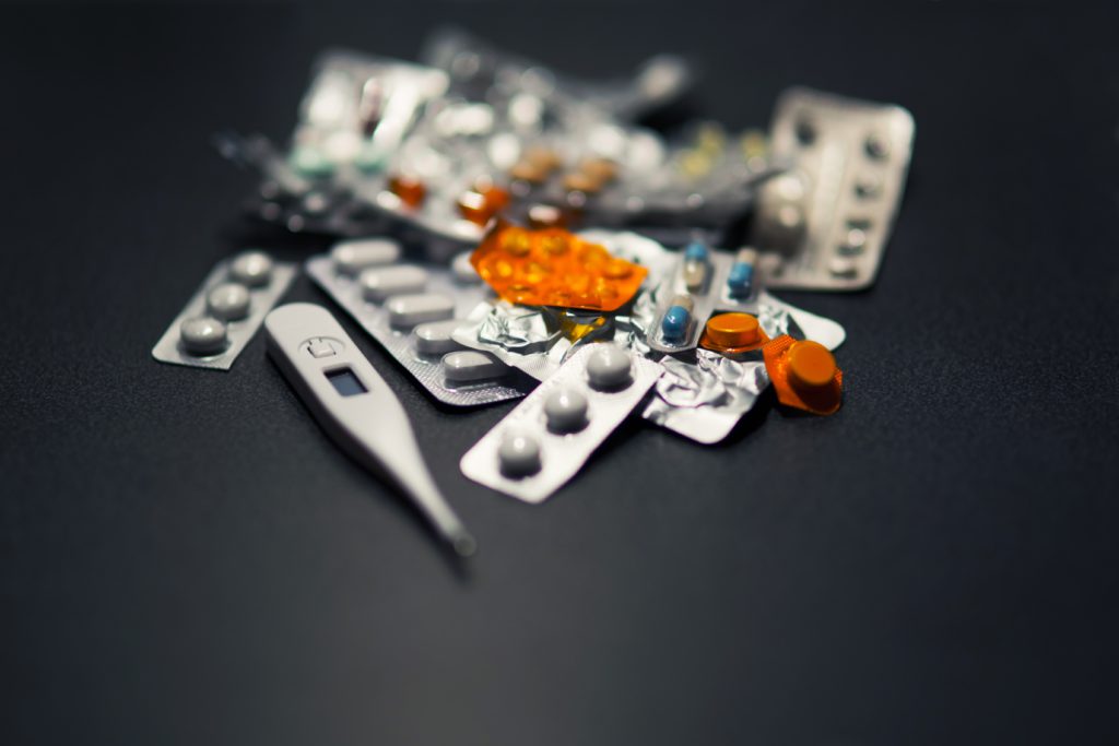pilules - thermomètre - accro - opioïdes - addiction - dépendance - obsession addict