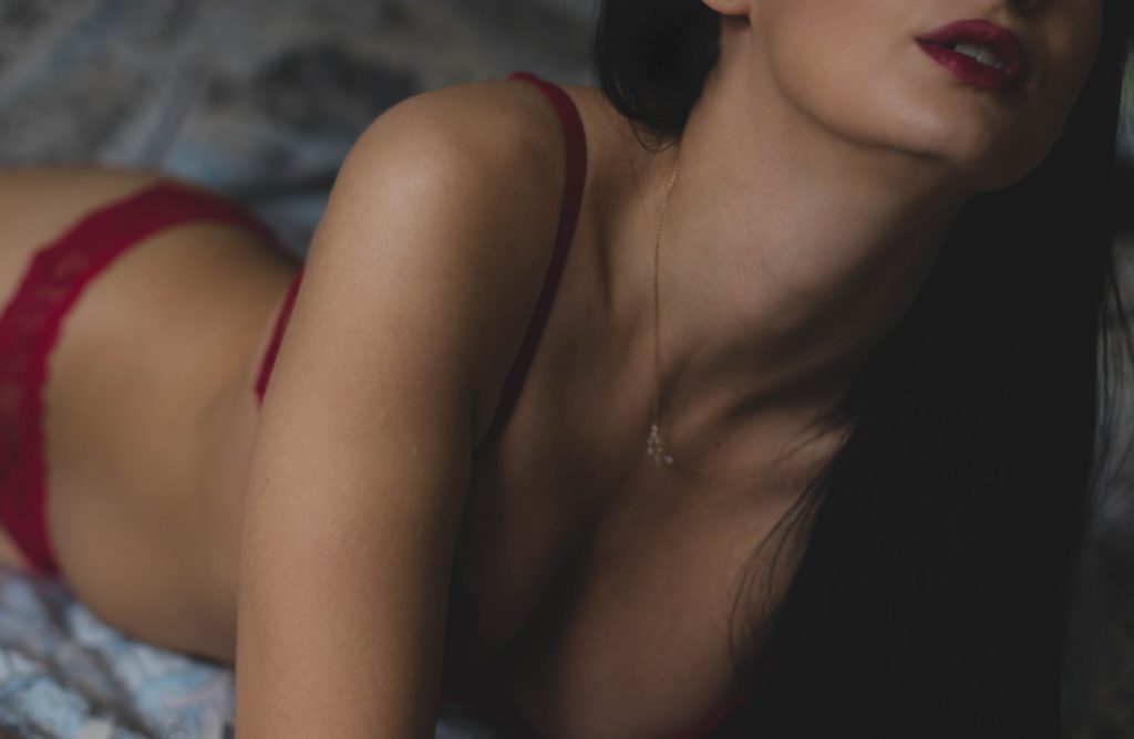 femme lingerie - culotte rouge - accro porno - obsession addict