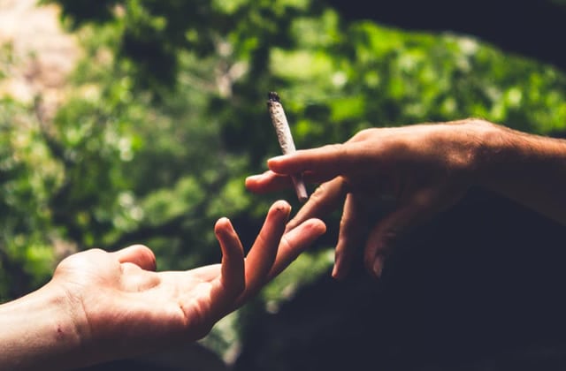 internet-lutte-addiction-cannabis-joint-obsession-addict