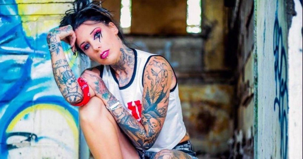 Une histoire fascinante de femmes avec des tatouages - obsession addict - 4